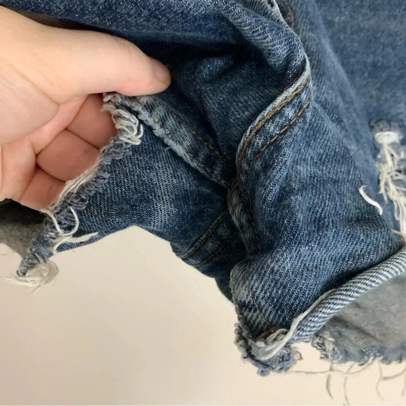 Levi's Dark Wash Distressed Relaxed Fit Cut Off Jean Shorts 32 - Picture 8 of 10